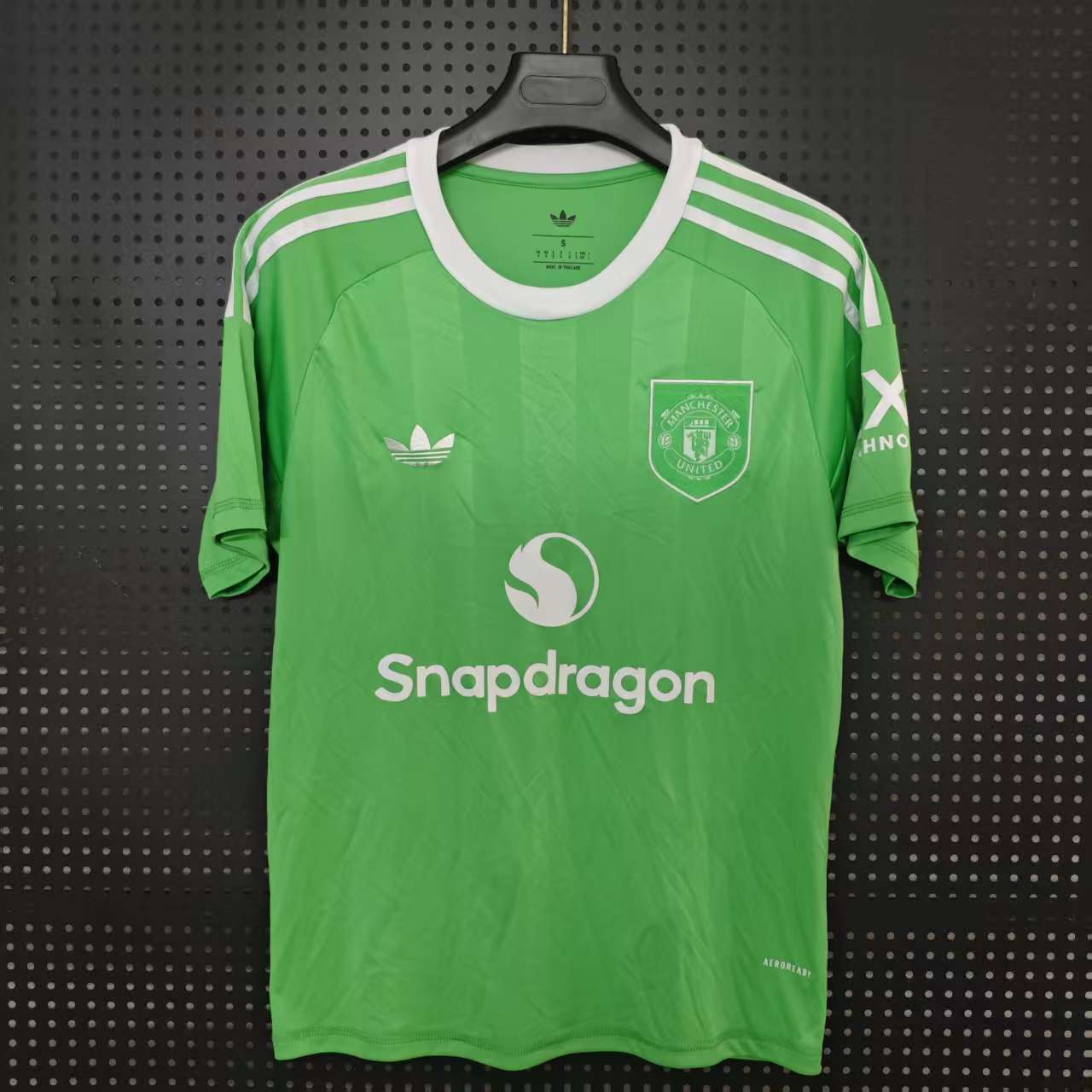 25/26 Manchester United Goalkeeper Jersey - Bright Green with White Accents & Minimalist Design