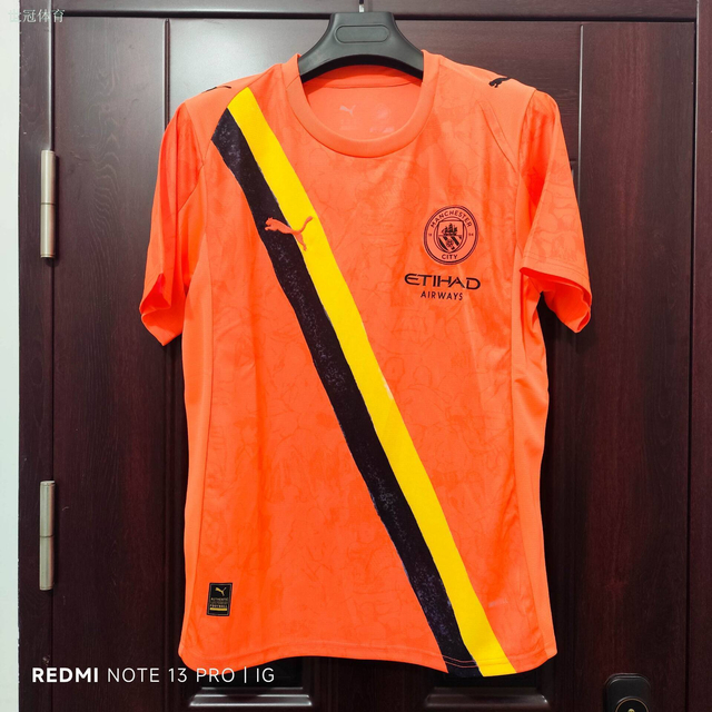 25/26 Manchester City Second Away Jersey - Bright Orange with Black-Yellow Diagonal Stripes & Texture Fabric