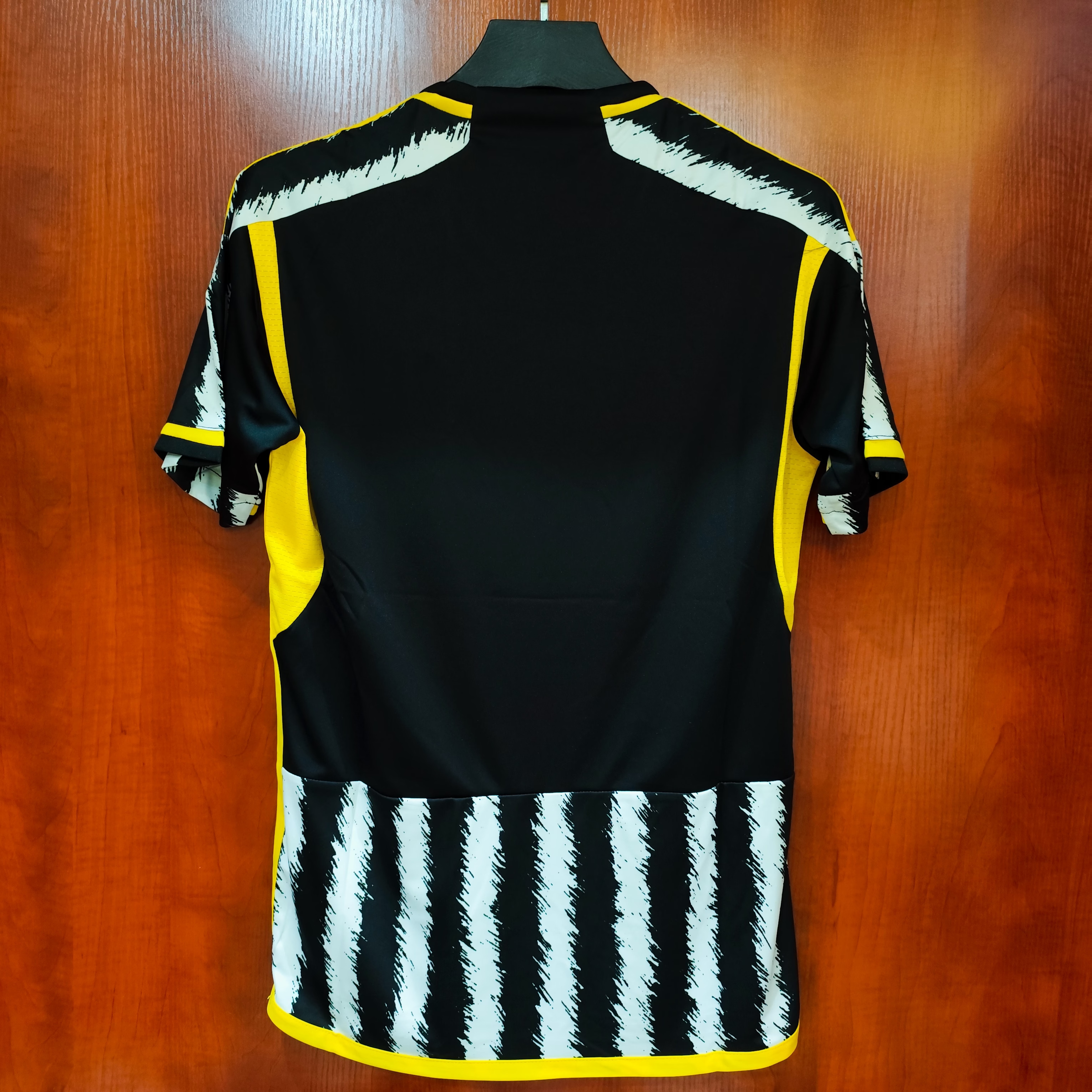 23/24 Juventus Home Jersey - Black-White Stripes with Brush Texture & Yellow Accents