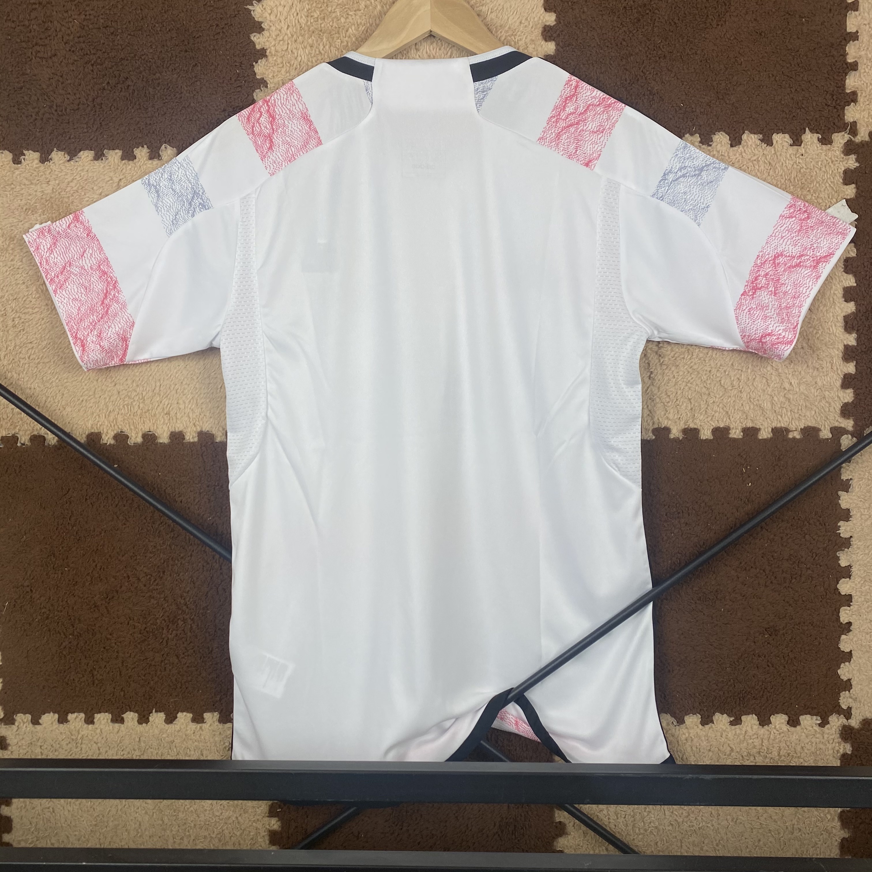 23/24 Juventus Away Jersey - White-Pink-Grey Gradient Stripes with Texture Pattern & Lightning Detail