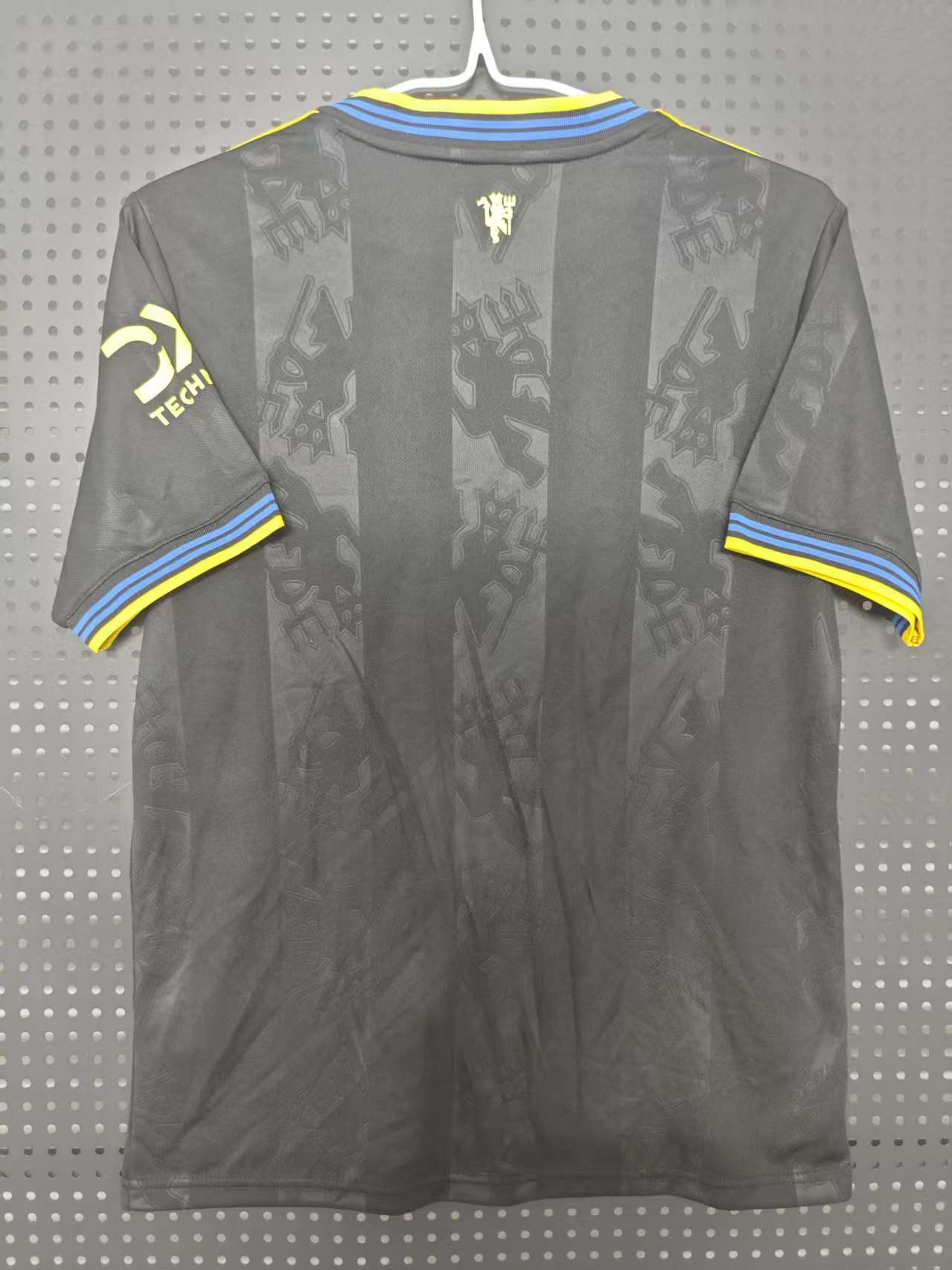 25/26 Manchester United Second Away Jersey - Black with Yellow-Blue Accents & Retro Trefoil Logo