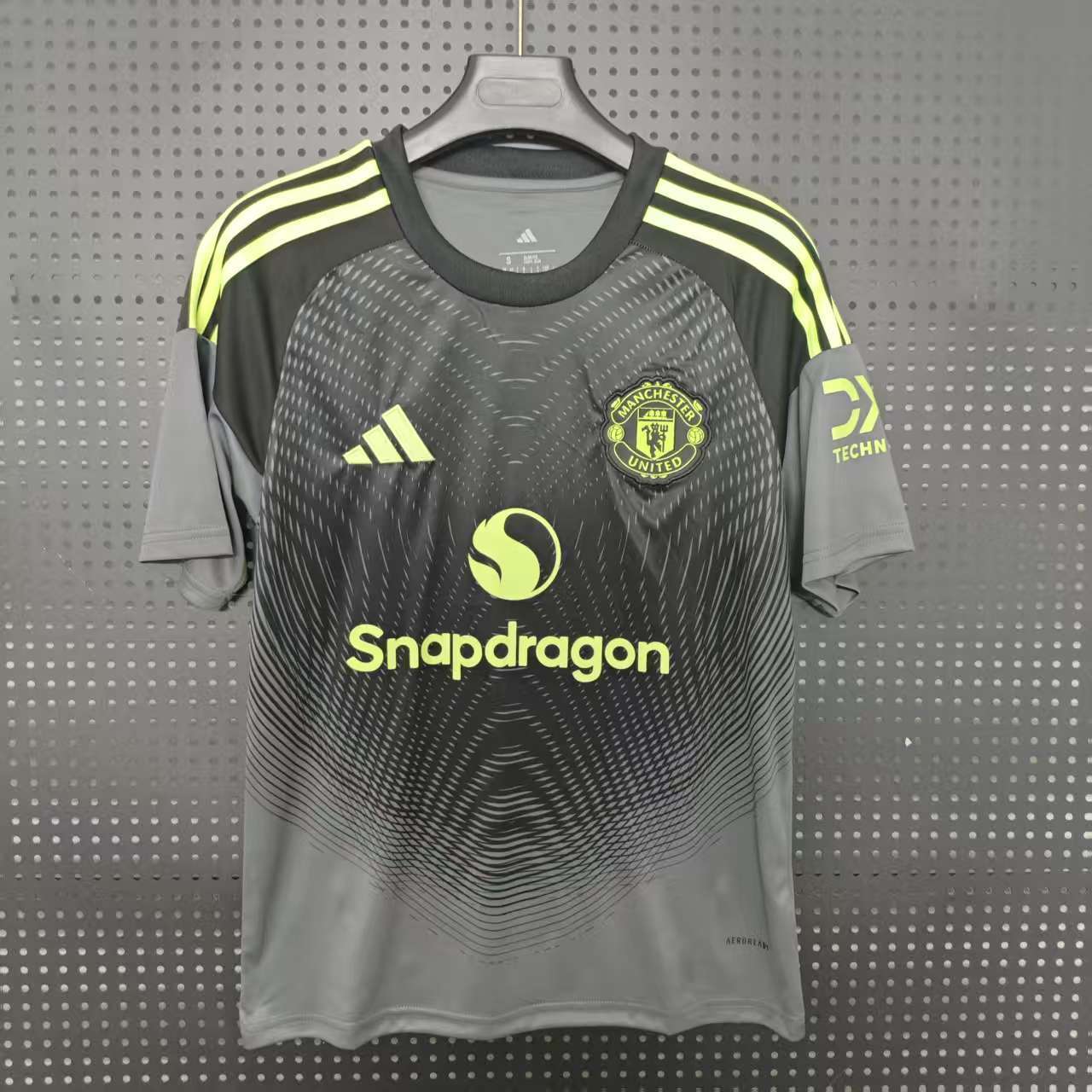25/26 Manchester United Goalkeeper Jersey - Grey-Black Gradient with Neon Yellow Accents & Wave Texture
