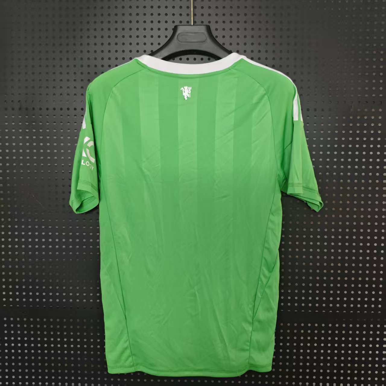 25/26 Manchester United Goalkeeper Jersey - Bright Green with White Accents & Minimalist Design